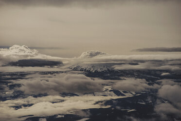 Aussicht auf Wolken, die schneebedeckte Berge bedecken - CAVF32408