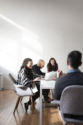 Geschäftsleute diskutieren während eines Treffens im Kreativbüro - CAVF32509