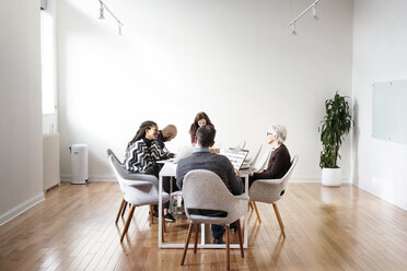 Geschäftsleute diskutieren bei einer Besprechung im Büro - CAVF32510