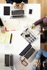 Draufsicht auf Geschäftsleute, die an einem Tisch im Büro arbeiten - CAVF32531