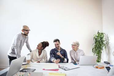 Geschäftsleute diskutieren am Tisch im Sitzungssaal im Büro - CAVF32566