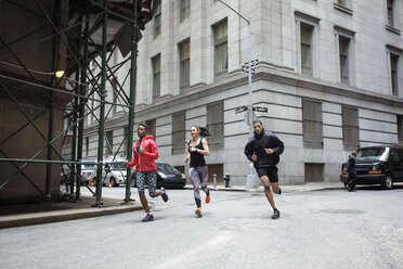 Entschlossene Athleten beim Joggen auf der Stadtstraße - CAVF32866