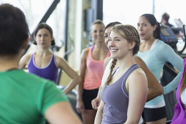 Trainer unterrichtet Frauen im Fitnessstudio - CAVF33132