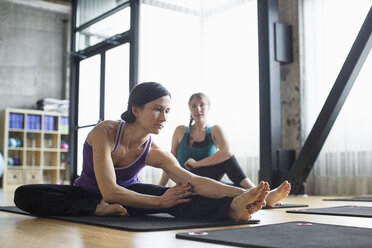 Frauen trainieren auf Übungsmatten in einem Fitnessstudio - CAVF33154