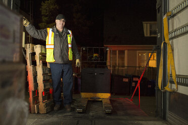 Arbeiter im Lager in voller Länge - CAVF33178