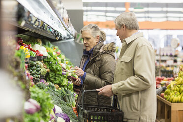 Älteres Ehepaar kauft im Supermarkt Gemüse ein - CAVF33201