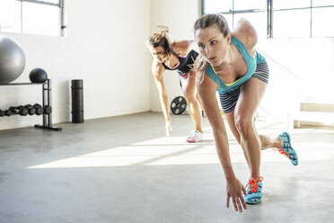 Selbstbewusste Sportler beim Laufen im Fitnessstudio - CAVF33280