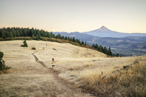 Hohe Winkel Ansicht der Frau joggen auf Berg gegen klaren Himmel bei Sonnenuntergang - CAVF33329