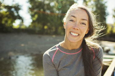 Close-up-Porträt einer lächelnden Frau am Fluss - CAVF33363