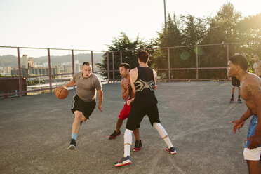 Freunde spielen Basketball im Hof - CAVF33368