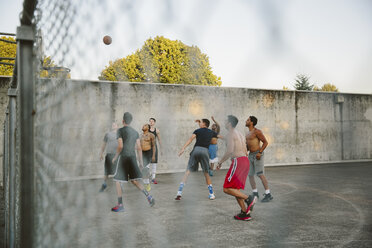 Männliche Freunde üben Basketball im Hof - CAVF33376