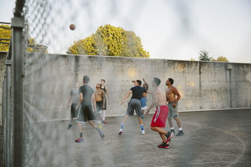 Männliche Freunde üben Basketball im Hof - CAVF33376
