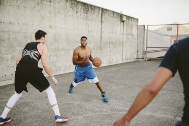 Männliche Freunde üben Basketball im Hof - CAVF33377