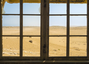 Afrika, Namibia, Geisterstadt Kolmanskop, Blick durch ein altes Fenster in die Namib-Wüste - RJF00758