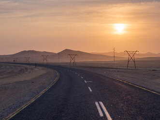 Afrika, Namibia, B4 Straße am Morgen - RJF00761