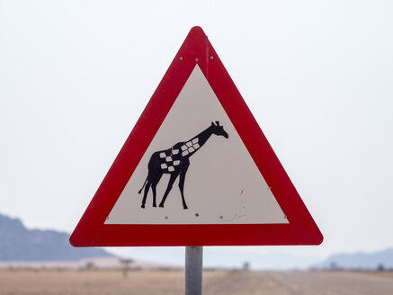 Afrika, Namibia, Verkehrsschild, Warnschild, Giraffe - RJF00764