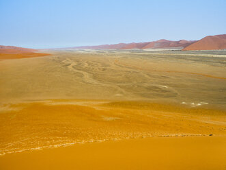 Africa, Namibia, Namib Wüste, Naukluft National Park, Sossusvlei, View from Dune 45 - RJF00770