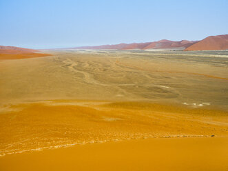 Afrika, Namibia, Namib Wüste, Naukluft National Park, Sossusvlei, Blick von der Düne 45 - RJF00770