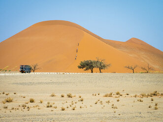 Afrika, Namibia, Namib-Wüste, Naukluft-Nationalpark, Sossusvlei, Düne 45 und Touristen - RJF00773