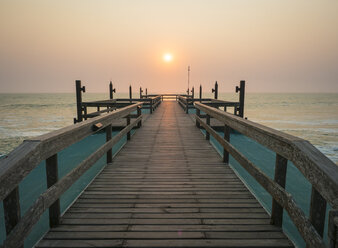 Afrika, Namibia, Swakopmund, Pier bei Sonnenuntergang - RJF00776