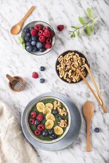 Buddha-Schale mit grünem Chia-Pudding mit Bananenscheiben, Heidelbeeren, Himbeeren und Walnüssen - RTBF01141