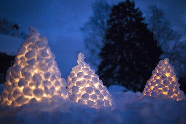 Heaps of illuminated snowballs at night - FOLF06604