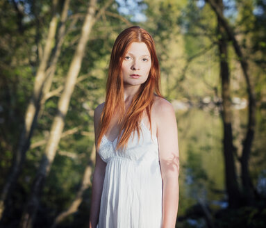 Porträt einer jungen Frau im Wald - FOLF06622