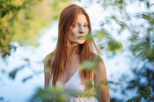 Porträt einer jungen Frau im Wald - FOLF06624