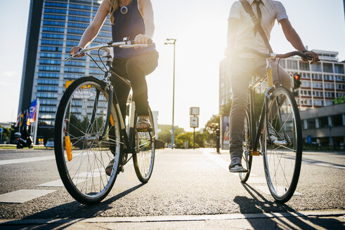 Mann und Frau beim Radfahren in der Stadt - FOLF06669