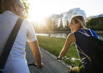 Mann und Frau beim Radfahren in der Stadt - FOLF06682