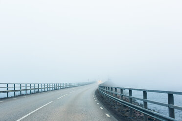 Leere Brücke mit Nebel - FOLF06700