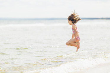 Girl jumping into sea - FOLF06723