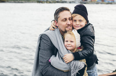 Vater mit zwei Kindern am See - FOLF06736