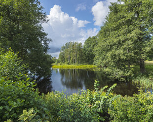 Blick auf eine Landschaft mit See - FOLF06755