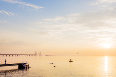 Meer bei Sonnenuntergang mit Öresundbrücke im Hintergrund - FOLF06761