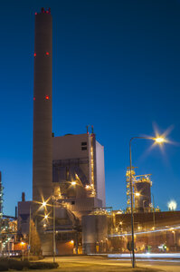 Blick auf die Fabrik in der Abenddämmerung - FOLF06839