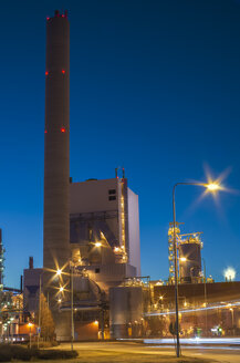 Blick auf die Fabrik in der Abenddämmerung - FOLF06839