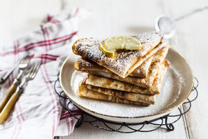 Crepes mit Puderzucker und Zitrone - SBDF03493