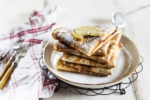 Crepes with icing sugar and lemon - SBDF03493