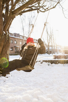 Girl sitting on rope swing - FOLF06855