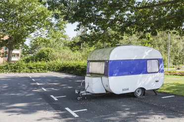 Camping-Anhänger auf dem Parkplatz - FOLF06857