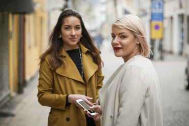 Porträt von zwei jungen Frauen auf der Straße - FOLF06859