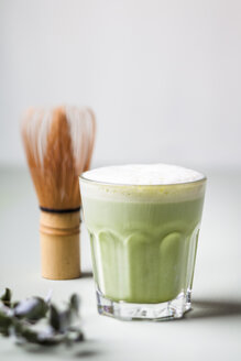 Matcha Latte im Teeglas, Chasen - SBDF03506