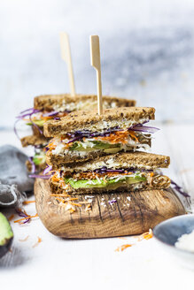 Veggie-Sandwich, Vollkorntoastbrot mit geriebener Karotte, Rotkohl, Weißkohl, Avocado und Käse - SBDF03513