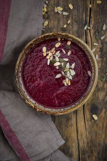 Rote-Bete-Suppe mit Kürbis und Sonnenblumenkernen - LVF06851