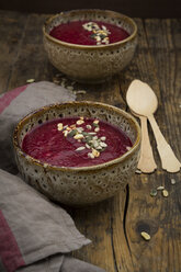 Rote-Bete-Suppe mit Kürbis und Sonnenblumenkernen - LVF06852