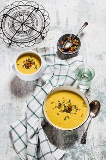 Schalen mit veganer Karottencremesuppe mit Kokosmilch - SBDF03516