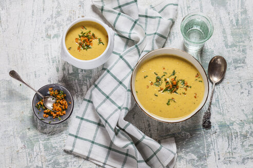 Schalen mit veganer Karottencremesuppe mit Kokosmilch - SBDF03517