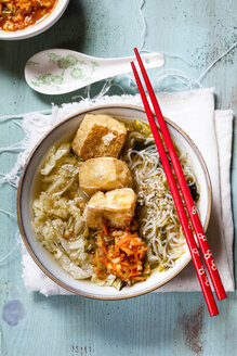 Asiatische Nudelsuppe mit Kraut, Tofu, Shirataki-Nudeln und hausgemachtem Kimchi - SBDF03518