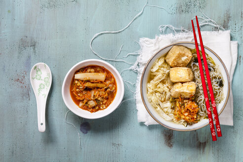 Asiatische Nudelsuppe mit Kraut, Tofu, Shirataki-Nudeln und hausgemachtem Kimchi - SBDF03519